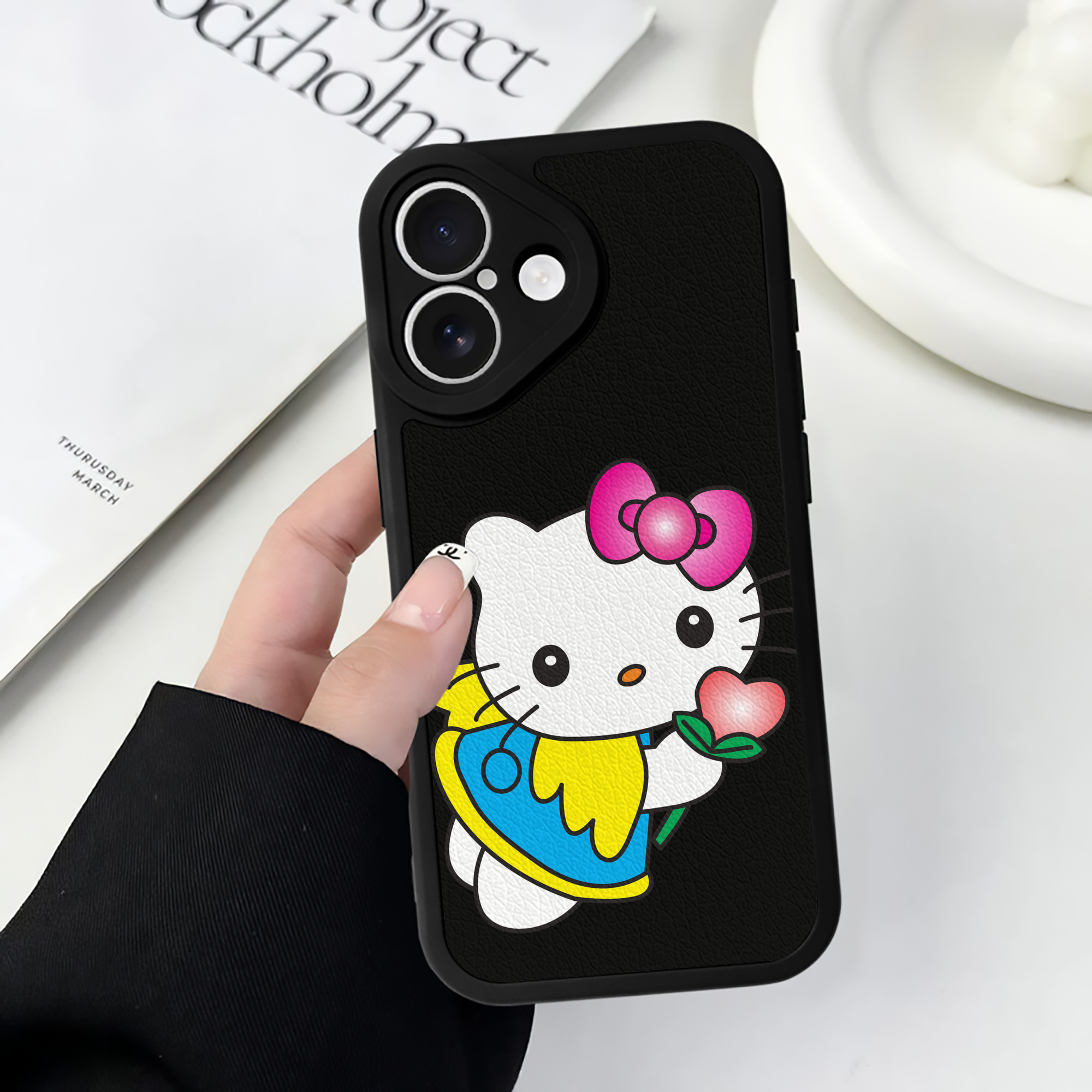 （画像用） Hello Kitty ハローキティ 【iPhone 16シリーズ対応】シリコンスマホケース（レザー調） 材質：シリコン